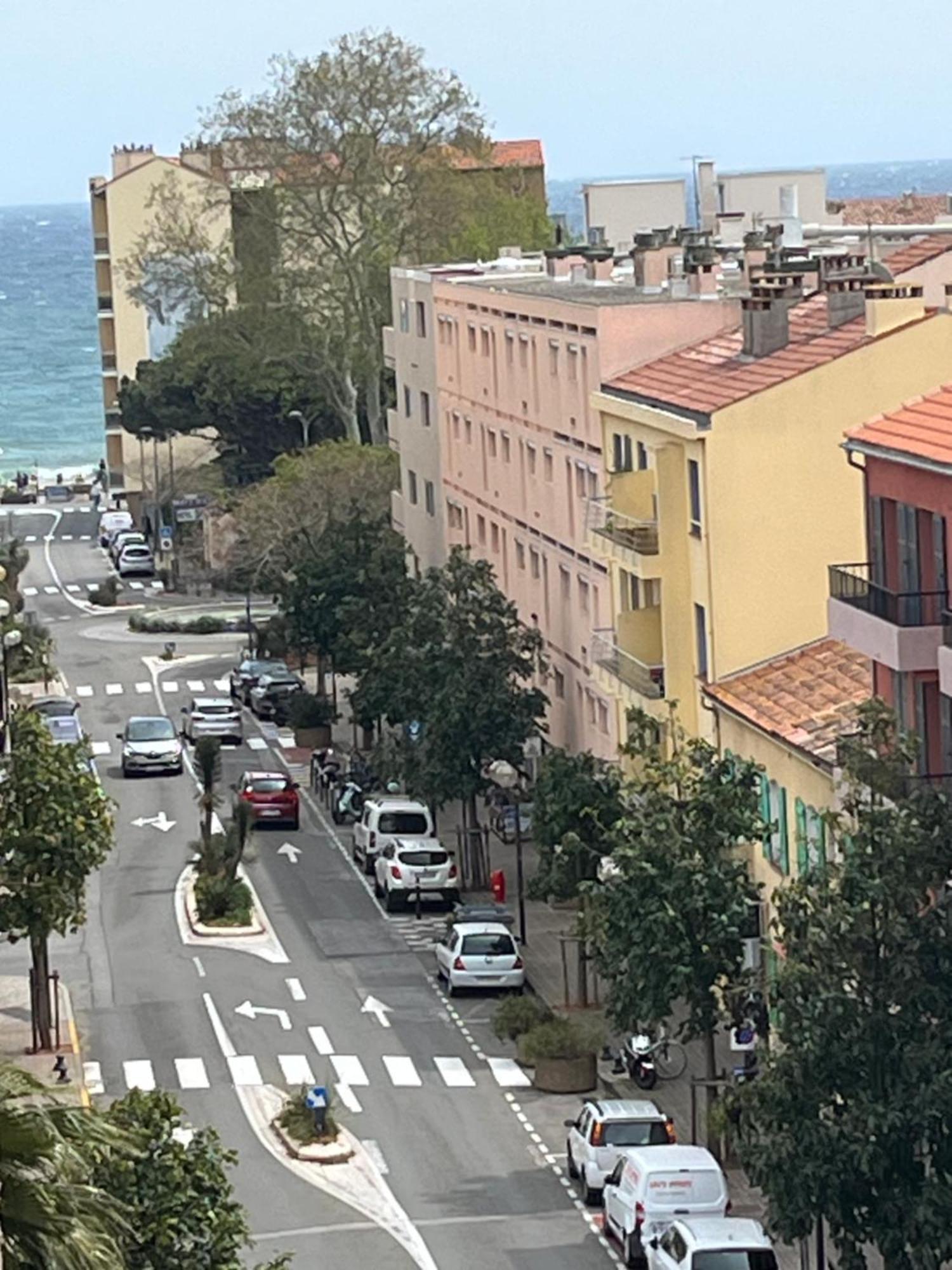 Joli Apartemo O Centro Le Lavandou Bagian luar foto